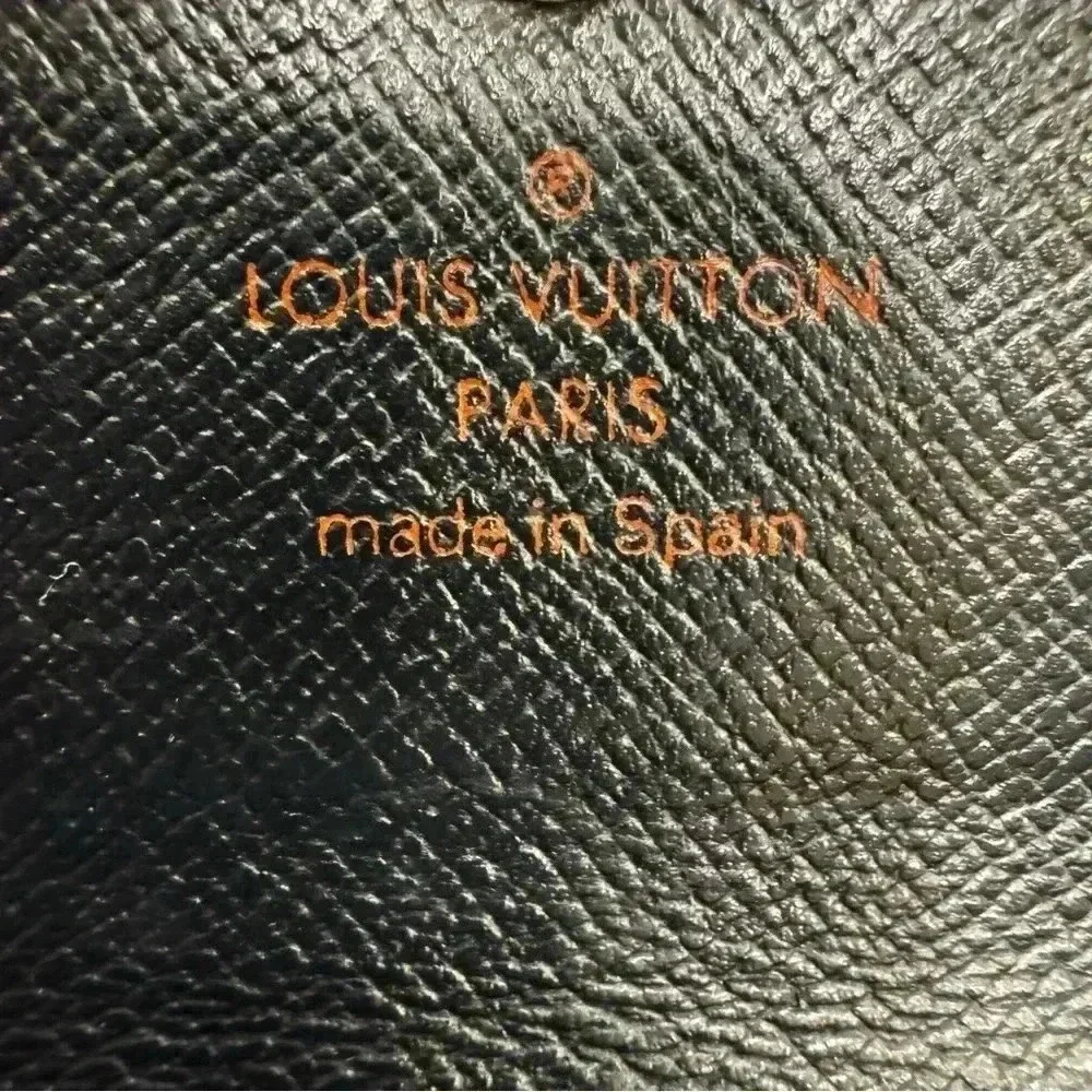 Louis Vuitton Black Leather Epi Key Holder 4 Rings Date Code  CA1907 unisex